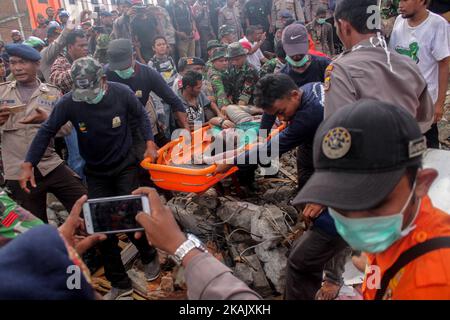 Mitglied des Rettungsteams zur Evakuierung der Erdbebenopfer mit einer Richterskala von 6,5 am 7. Dezember 2016 in Pidie Jaya, Provinz Aceh, Indonesien. Nach Angaben der örtlichen Behörden erreichte die Zahl der Todesopfer 92 Menschen, nachdem am Mittwoch, dem 7. Dezember 2016, ein starkes Erdbeben die Provinz getroffen hatte. (Foto von Fachrul Reza/NurPhoto) *** Bitte nutzen Sie die Gutschrift aus dem Kreditfeld *** Stockfoto