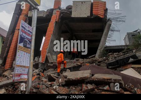 Mitglied des Rettungsteams zur Evakuierung der Erdbebenopfer mit einer Richterskala von 6,5 am 7. Dezember 2016 in Pidie Jaya, Provinz Aceh, Indonesien. Nach Angaben der örtlichen Behörden erreichte die Zahl der Todesopfer 92 Menschen, nachdem am Mittwoch, dem 7. Dezember 2016, ein starkes Erdbeben die Provinz getroffen hatte. (Foto von Fachrul Reza/NurPhoto) *** Bitte nutzen Sie die Gutschrift aus dem Kreditfeld *** Stockfoto