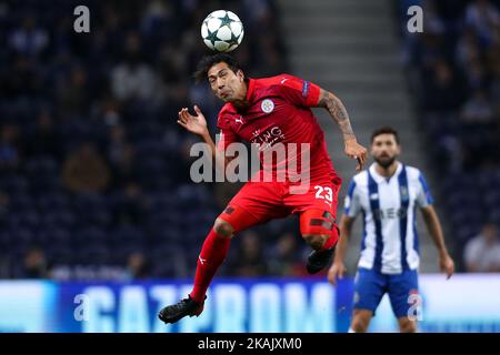 Leonardo Ulloa, der Stürmer von Leicester City, in Aktion während des UEFA Champions League Group G, einem Spiel zwischen dem FC Porto und dem FC Leicester City, am 7. Dezember 2016 im Dragao Stadium in Porto. (Foto von Paulo Oliveira / DPI / NurPhoto) *** Bitte nutzen Sie die Gutschrift aus dem Kreditfeld *** Stockfoto