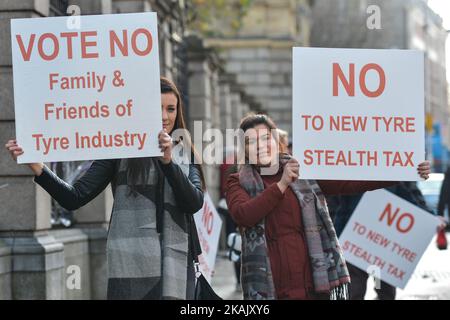 Demonstranten, Lkw-Fahrer und Reifenhändler aus ganz Irland versammelten sich vor dem Leinster House in Dublin und forderten die Regierung auf, Reifenabgaben für Autofahrer und Spediteure zu erlassen. Am Donnerstag, den 8. Dezember 2016, in der Nationalgalerie von Irland, Dublin, Irland. Foto von Artur Widak *** Bitte nutzen Sie die Gutschrift aus dem Kreditfeld *** Stockfoto