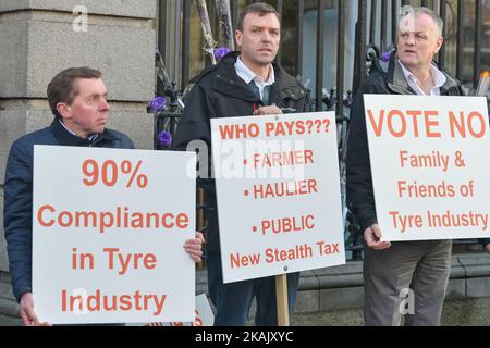 Demonstranten, Lkw-Fahrer und Reifenhändler aus ganz Irland versammelten sich vor dem Leinster House in Dublin und forderten die Regierung auf, Reifenabgaben für Autofahrer und Spediteure zu erlassen. Am Donnerstag, den 8. Dezember 2016, in der Nationalgalerie von Irland, Dublin, Irland. Foto von Artur Widak *** Bitte nutzen Sie die Gutschrift aus dem Kreditfeld *** Stockfoto