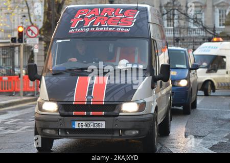 Demonstranten, Lkw-Fahrer und Reifenhändler aus ganz Irland versammelten sich vor dem Leinster House in Dublin und forderten die Regierung auf, Reifenabgaben für Autofahrer und Spediteure zu erlassen. Am Donnerstag, den 8. Dezember 2016, in der Nationalgalerie von Irland, Dublin, Irland. Foto von Artur Widak *** Bitte nutzen Sie die Gutschrift aus dem Kreditfeld *** Stockfoto