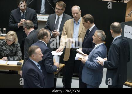 Berlins designierter Bürgermeister Michael Müller (SPD, C-R) stimmt bei der Wahl des neuen Berliner Bürgermeisters am 8. Dezember 2016 im Abgeordnetenhaus ab. (Foto von Emmanuele Contini/NurPhoto) *** Bitte benutzen Sie die Gutschrift aus dem Kreditfeld *** Stockfoto