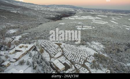 Flüchtlingslager auf dem Olympus, Griechenland unter starkem Schneefall. Die Lebensbedingungen werden von Tag zu Tag am schlechtesten, da sich das Wetter in Griechenland aufgrund des Winters verschlechtert. Dieses Lager wird von der Armee mit Unterstützung des UNHCR und von NGOs geführt. (Foto von Nicolas Economou/NurPhoto) *** Bitte nutzen Sie die Gutschrift aus dem Kreditfeld *** Stockfoto