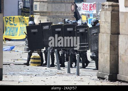 Spannung in Rio de Janeiro am Nachmittag des Dienstag, 6. Dezember 2016. Demonstranten und Polizisten prallten zusammen, und es gab Polizeitrukulenz, um die Demonstranten zu zerstreuen. Es gab den Einsatz großer Polizeikräfte, das Abfeuern nicht-tödlicher Waffen und viele Tränengas-Bomben. Die Polizei drang in die Kirche St. Joseph ein, die sich neben dem Alerj (Parlament von Rio de Janeiro) befindet. Sie nutzten den Balkon der Kirche, um Demonstranten mit Gummigeschossen und Bomben mit moralischen Effekten zu schießen. Eine Gruppe maskierter Demonstranten warf Steine und Feuerwerk auf die Polizei. Es wurden auf beiden Seiten und im Rio verwundet Stockfoto