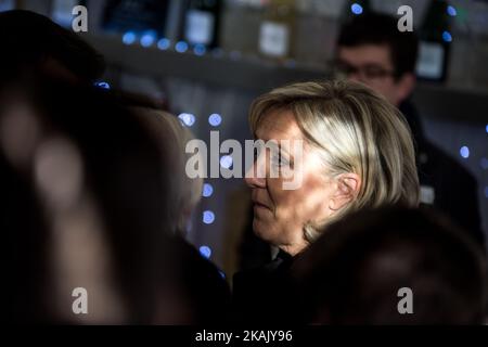 Marine Le Pen (R), Vorsitzende der französischen rechtsextremen Front National (FN), Mitglied des Europäischen Parlaments und Kandidatin für die Präsidentschaftswahlen 2017 in Frankreich, während eines Besuchs auf einem Weihnachtsmarkt in Paris am 8. Dezember 2016. (Foto von Michael Bunel/NurPhoto) *** Bitte nutzen Sie die Gutschrift aus dem Kreditfeld *** Stockfoto