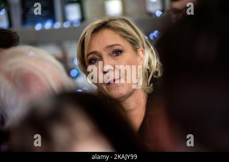 Marine Le Pen (R), Vorsitzende der französischen rechtsextremen Front National (FN), Mitglied des Europäischen Parlaments und Kandidatin für die Präsidentschaftswahlen 2017 in Frankreich, während eines Besuchs auf einem Weihnachtsmarkt in Paris am 8. Dezember 2016. (Foto von Michael Bunel/NurPhoto) *** Bitte nutzen Sie die Gutschrift aus dem Kreditfeld *** Stockfoto