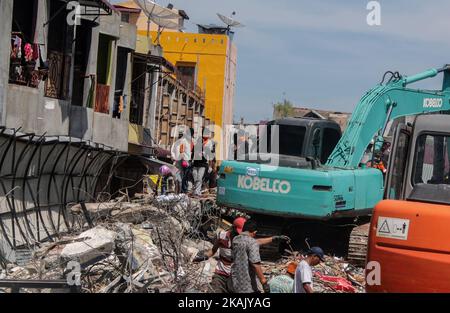 Das Erdbeben erschütterte die Provinz Aceh am Mittwoch, den 7. Dezember, Aceh, Indonesien am 8. Dezember 2016. Nach Angaben der National Disaster Management Agency (BNPB) starben mindestens 102 Menschen, 700 Menschen wurden verletzt und 11,142 Menschen wurden in der Evakuierungsstelle 28 Punkte vertrieben, nachdem das Erdbeben der Stärke 6,5 die Provinz Aceh getroffen hatte. (Foto von Fachrul Reza/NurPhoto) *** Bitte nutzen Sie die Gutschrift aus dem Kreditfeld *** Stockfoto