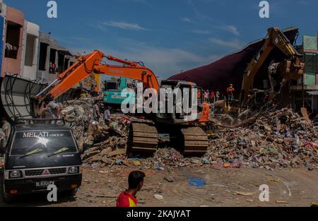 Das Erdbeben erschütterte die Provinz Aceh am Mittwoch, den 7. Dezember, Aceh, Indonesien am 8. Dezember 2016. Nach Angaben der National Disaster Management Agency (BNPB) starben mindestens 102 Menschen, 700 Menschen wurden verletzt und 11,142 Menschen wurden in der Evakuierungsstelle 28 Punkte vertrieben, nachdem das Erdbeben der Stärke 6,5 die Provinz Aceh getroffen hatte. (Foto von Fachrul Reza/NurPhoto) *** Bitte nutzen Sie die Gutschrift aus dem Kreditfeld *** Stockfoto