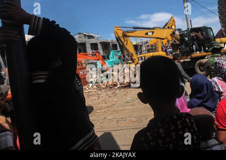 Das Erdbeben erschütterte die Provinz Aceh am Mittwoch, den 7. Dezember, Aceh, Indonesien am 8. Dezember 2016. Nach Angaben der National Disaster Management Agency (BNPB) starben mindestens 102 Menschen, 700 Menschen wurden verletzt und 11,142 Menschen wurden in der Evakuierungsstelle 28 Punkte vertrieben, nachdem das Erdbeben der Stärke 6,5 die Provinz Aceh getroffen hatte. (Foto von Fachrul Reza/NurPhoto) *** Bitte nutzen Sie die Gutschrift aus dem Kreditfeld *** Stockfoto