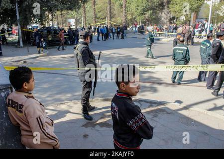 Am 09. Dezember 2016 untersucht das Ermittlungsteam am Tatort nach einem Bombenanschlag in der Nähe eines Sicherheitskontrollpunkts in der Giza Al Haram Street, Kairo, Ägypten. Sechs Polizisten wurden getötet, drei weitere wurden bei der Explosion verletzt, berichtet. (Foto von Fayed El-Geziry /NurPhoto) *** Bitte nutzen Sie die Gutschrift aus dem Kreditfeld *** Stockfoto