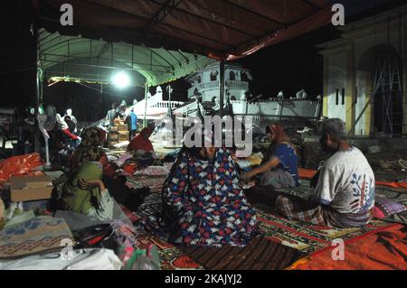 Die Bewohner schauen in Pidie Jaya, Aceh, am 9. Dezember 2016 nach dem Erdbeben der Stärke 6,5 auf der Richterskala in der Moschee Jami'Quba, die zerstört wurde. Das Beben zerstörte die großen Gebäude wie Moscheen, Einkaufszentren, Märkte und einige Häuser, wodurch die Bewohner an einen sicheren Ort umziehen konnten. (Foto von Dasril Roszandi/NurPhoto) *** Bitte nutzen Sie die Gutschrift aus dem Kreditfeld *** Stockfoto