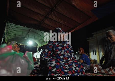 Die Bewohner schauen in Pidie Jaya, Aceh, am 9. Dezember 2016 nach dem Erdbeben der Stärke 6,5 auf der Richterskala in der Moschee Jami'Quba, die zerstört wurde. Das Beben zerstörte die großen Gebäude wie Moscheen, Einkaufszentren, Märkte und einige Häuser, wodurch die Bewohner an einen sicheren Ort umziehen konnten. (Foto von Dasril Roszandi/NurPhoto) *** Bitte nutzen Sie die Gutschrift aus dem Kreditfeld *** Stockfoto