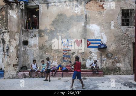 Boxen von Kindern in Havanna, Kuba, am 10. Dezember 2016. In einer ruinierten, buchstäblich zusammengebrochenen Turnhalle trainieren Sie eine große Gruppe von Kindern ab 9 Jahren. Schulkinder aus einem der am meisten deprimierten Stadtteile Havannas, die täglich in einem Sport arbeiten, der mehr als eine Medaille oder einen Weltgürtel darstellt, träumen davon, dass Boxen ihnen die Chance auf ein besseres Leben bieten kann, Von der Insel zu entkommen und die Träume zu erfüllen, die in Kuba unmöglich erscheinen. *** Bitte verwenden Sie Credit from Credit Field *** Stockfoto