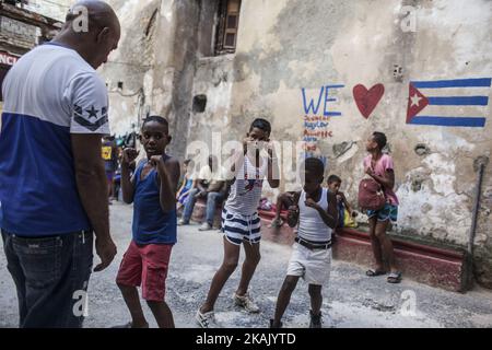 Boxen von Kindern in Havanna, Kuba, am 10. Dezember 2016. In einer ruinierten, buchstäblich zusammengebrochenen Turnhalle trainieren Sie eine große Gruppe von Kindern ab 9 Jahren. Schulkinder aus einem der am meisten deprimierten Stadtteile Havannas, die täglich in einem Sport arbeiten, der mehr als eine Medaille oder einen Weltgürtel darstellt, träumen davon, dass Boxen ihnen die Chance auf ein besseres Leben bieten kann, Von der Insel zu entkommen und die Träume zu erfüllen, die in Kuba unmöglich erscheinen. *** Bitte verwenden Sie Credit from Credit Field *** Stockfoto