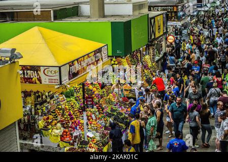 Tägliches Leben auf dem städtischen Markt (Mercadao), in Sao Paulo, Brasilien für den Kauf von Zutaten am Morgen dieses Sonntags, 11. Dezember 2016. Neben Gemüse, Metzgerei, Fischhändler und Emporium (national und importiert) in einem einzigen Raum versammelt, hat auch Restaurants und Snack-Bars, die Chips mit dem Gesicht der Stadt bieten. (Foto von Cris FAGA/NurPhoto) *** Bitte nutzen Sie die Gutschrift aus dem Kreditfeld *** Stockfoto