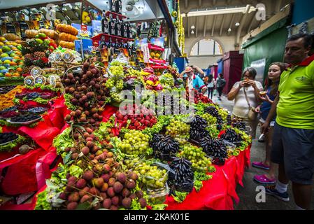 Tägliches Leben auf dem städtischen Markt (Mercadao), in Sao Paulo, Brasilien für den Kauf von Zutaten am Morgen dieses Sonntags, 11. Dezember 2016. Neben Gemüse, Metzgerei, Fischhändler und Emporium (national und importiert) in einem einzigen Raum versammelt, hat auch Restaurants und Snack-Bars, die Chips mit dem Gesicht der Stadt bieten. (Foto von Cris FAGA/NurPhoto) *** Bitte nutzen Sie die Gutschrift aus dem Kreditfeld *** Stockfoto