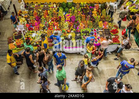 Tägliches Leben auf dem städtischen Markt (Mercadao), in Sao Paulo, Brasilien für den Kauf von Zutaten am Morgen dieses Sonntags, 11. Dezember 2016. Neben Gemüse, Metzgerei, Fischhändler und Emporium (national und importiert) in einem einzigen Raum versammelt, hat auch Restaurants und Snack-Bars, die Chips mit dem Gesicht der Stadt bieten. (Foto von Cris FAGA/NurPhoto) *** Bitte nutzen Sie die Gutschrift aus dem Kreditfeld *** Stockfoto