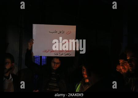 Eine Gruppe von Aktivisten stellt während einer Solidaritätspause mit den Aleppo-Menschen in Ost-Ghouta in der Nähe von Damaskus am 14. Dezember 2016 Kerzen auf. (Foto von Samer Bouidani/NurPhoto) *** Bitte nutzen Sie die Gutschrift aus dem Kreditfeld *** Stockfoto