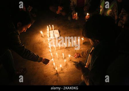 Eine Gruppe von Aktivisten stellt während einer Solidaritätspause mit den Aleppo-Menschen in Ost-Ghouta in der Nähe von Damaskus am 14. Dezember 2016 Kerzen auf. (Foto von Samer Bouidani/NurPhoto) *** Bitte nutzen Sie die Gutschrift aus dem Kreditfeld *** Stockfoto