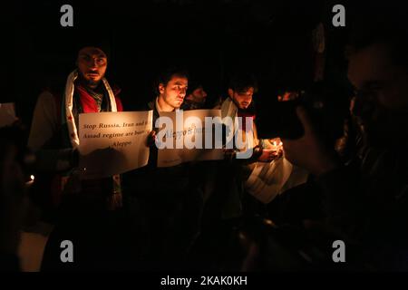 Eine Gruppe von Aktivisten stellt während einer Solidaritätspause mit den Aleppo-Menschen in Ost-Ghouta in der Nähe von Damaskus am 14. Dezember 2016 Kerzen auf. (Foto von Samer Bouidani/NurPhoto) *** Bitte nutzen Sie die Gutschrift aus dem Kreditfeld *** Stockfoto