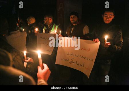 Eine Gruppe von Aktivisten stellt während einer Solidaritätspause mit den Aleppo-Menschen in Ost-Ghouta in der Nähe von Damaskus am 14. Dezember 2016 Kerzen auf. (Foto von Samer Bouidani/NurPhoto) *** Bitte nutzen Sie die Gutschrift aus dem Kreditfeld *** Stockfoto