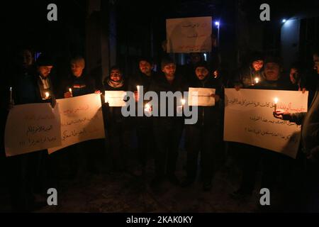 Eine Gruppe von Aktivisten stellt während einer Solidaritätspause mit den Aleppo-Menschen in Ost-Ghouta in der Nähe von Damaskus am 14. Dezember 2016 Kerzen auf. (Foto von Samer Bouidani/NurPhoto) *** Bitte nutzen Sie die Gutschrift aus dem Kreditfeld *** Stockfoto