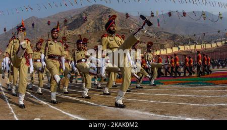 LETHPORA, KASHMIR, INDIEN - 14. DEZEMBER:Männer der Polizei von Jammu und Kashmir (JKP) heben ihre Beine, während sie während ihrer Passanten-Parade am 14. Dezember 2016 in Lethpora, 25 km (15 Meilen) südlich von Srinagar, der Sommerhauptstadt des von Indien verwalteten Kaschmir, in Indien, grüßen. Fast 355 Beamte der JK-Polizei haben während ihrer Passierparade im Bezirk Pulwama im Süden von Kashmirs Eid geleistet. Die einjährige rigorose Ausbildung umfasst unter anderem körperliche Ausbildung, Waffenhandling und Unterricht in Operationen zur Aufstandsbekämpfung. Indien hat bereits fast eine Million Soldaten Stockfoto