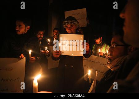 Eine Gruppe von Aktivisten stellt während einer Solidaritätspause mit den Aleppo-Menschen in Ost-Ghouta in der Nähe von Damaskus am 14. Dezember 2016 Kerzen auf. (Foto von Samer Bouidani/NurPhoto) *** Bitte nutzen Sie die Gutschrift aus dem Kreditfeld *** Stockfoto