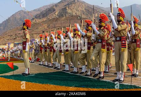 LETHPORA, KASHMIR, INDIEN - 14. DEZEMBER: Männer der Polizei von Jammu und Kashmir (JKP) halten ihre Gewehre, während sie während ihrer Passierparade am 14. Dezember 2016 in Lethpora, 25 km (15 Meilen) südlich von Srinagar, der Sommerhauptstadt des von Indien verwalteten Kaschmir, grüßen. Fast 355 Beamte der JK-Polizei haben während ihrer Passierparade im Bezirk Pulwama im Süden von Kashmirs Eid geleistet. Die einjährige rigorose Ausbildung umfasst unter anderem körperliche Ausbildung, Waffenhandling und Unterricht in Operationen zur Aufstandsbekämpfung. Indien hat bereits fast eine Million Soldaten Stockfoto