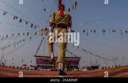 LETHPORA, KASHMIR, INDIEN - 14. DEZEMBER: Ein Mann der Polizei von Jammu und Kaschmir (JKP) hebt sein Bein, als er während ihrer Passanten-Parade am 14. Dezember 2016 in Lethpora, 25 km (15 Meilen) südlich von Srinagar, der Sommerhauptstadt des von Indien verwalteten Kaschmir, begrüßt. Fast 355 Beamte der JK-Polizei haben während ihrer Passierparade im Bezirk Pulwama im Süden von Kashmirs Eid geleistet. Die einjährige rigorose Ausbildung umfasst unter anderem körperliche Ausbildung, Waffenhandling und Unterricht in Operationen zur Aufstandsbekämpfung. Indien hat bereits fast eine Million Soldaten Stockfoto