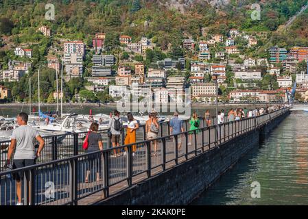 Como Stadthafen, Blick im Sommer auf die Menschen auf dem Weg zum Life Electric Kunstwerk von Daniel Libeskind im Hafen von Como, Italien Stockfoto