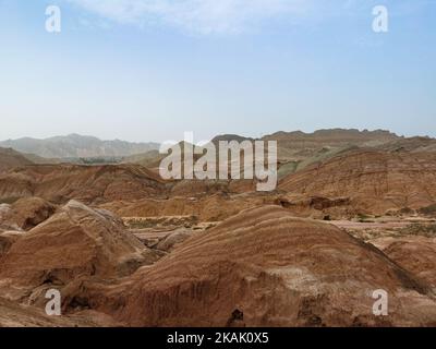 Eine Luftaufnahme der Regenbogenberge im Zhangye Danxia National Geopark, China Stockfoto