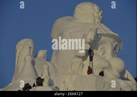 Chinesische Arbeiter schnitzen am 15. Dezember 2016 eine große Schneeskulptur für den Harbin Sun Island International Snow Sculpture Art Expo Park 29. in Harbin, der Hauptstadt der nordöstlichen Provinz Heilongjiang. Die größte Schneeskulptur, die 103 Meter lang und 31 Meter hoch ist, ist am Donnerstag im Park fertig gestellt. (Foto von Tao Zhang/NurPhoto) *** Bitte nutzen Sie die Gutschrift aus dem Kreditfeld *** Stockfoto