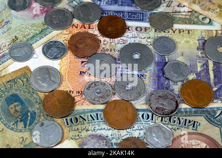 Hintergrund der alten ägyptischen Münzen und Papierbanknoten Bargeld aus der Ära des Königreichs Ägypten und Sudan, Milliemes, Piaster und Pfund, Sultan Hus Stockfoto
