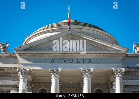 Tempio Voltiano Como, Detail der Vorderseite des tempelähnlichen Denkmals, das den Pionier der Elektrizität Alessandro Volta feiert, Stadtpark Como, Lombardei italien Stockfoto