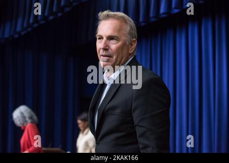 Am Donnerstag, den 15.. Dezember, verlässt der Schauspieler Kevin Costner im South Court Auditorium des Eisenhower Executive Office Building des Weißen Hauses die Bühne nach einer Podiumsdiskussion über den Film, einem biografischen Film, der die Geschichte der NASA-Pioniere Katherine Johnson, Dorothy Vaughn, erzählt. Und Mary Jackson, afroamerikanische Frauen, deren Arbeit die ersten Starts von Amerikanern in den Weltraum ermöglichte. (Foto von Cheriss May/NurPhoto) *** Bitte nutzen Sie die Gutschrift aus dem Kreditfeld *** Stockfoto