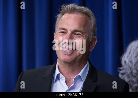 Am Donnerstag, den 15.. Dezember, verlässt der Schauspieler Kevin Costner im South Court Auditorium des Eisenhower Executive Office Building des Weißen Hauses die Bühne nach einer Podiumsdiskussion über den Film, einem biografischen Film, der die Geschichte der NASA-Pioniere Katherine Johnson, Dorothy Vaughn, erzählt. Und Mary Jackson, afroamerikanische Frauen, deren Arbeit die ersten Starts von Amerikanern in den Weltraum ermöglichte. (Foto von Cheriss May/NurPhoto) *** Bitte nutzen Sie die Gutschrift aus dem Kreditfeld *** Stockfoto