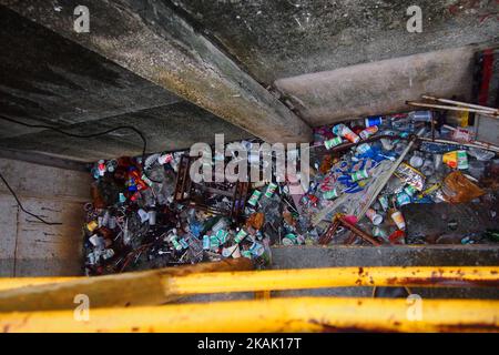 In Brasilien beginnt die Regenzeit mit dem Beginn des Sommers. Regenwasser sammelt sich in Pfützen und Müll, der unregelmäßig auf Stadtbahnen weggeworfen wird, und dies erhöht die Bevölkerung von Moskitos, die Krankheiten übertragen können. Nach Angaben des Gesundheitsministeriums wurden in 2016 1.946.765 Fällen Dengue-, Zika-Virus und Chikungunya registriert, die den Tod von 734 Menschen verursachten. In diesem Bild ist es möglich, Müll und angesammeltes Wasser auf den Eisenbahngleisen zu sehen, die Passagiere in der Metropolregion Rio de Janeiro am 15. Dezember 2016 transportieren. Müll und Peeling sammeln ra an Stockfoto