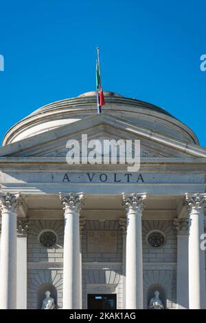 Como Tempio Voltiano, Detail der Vorderseite des tempelähnlichen Denkmals, das den Pionier der Elektrizität Alessandro Volta feiert, Stadtpark von Como, Lombardei italien Stockfoto