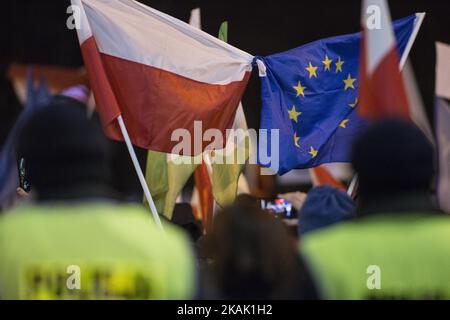 Flagge Polens und der EU in Warschau am 17. Dezember 2016. Protest des KOD (Komitee zur Verteidigung der Demokratie) gegen den Plan der Regierung, die Arbeit von Journalisten im Parlamentsgebäude des Landes ab dem 1. Januar 2017 einzuschränken. Die Teilnehmer blockierten eine Straße zum Sejm (Unterkammer des polnischen parlaments). (Foto von Maciej Luczniewski/NurPhoto) *** Bitte nutzen Sie die Gutschrift aus dem Kreditfeld *** Stockfoto