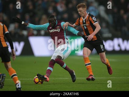 Cheikhou Kouyate von West Ham United hält Sam Clucas von Hull City während des Premier League-Spiels zwischen West Ham United und Hull City im London Stadium, Queen Elizabeth II Olympic Park, London am 17. Dezember 2016 (Foto: Kieran Galvin/NurPhoto) *** Bitte nutzen Sie die Gutschrift aus dem Credit Field *** Stockfoto