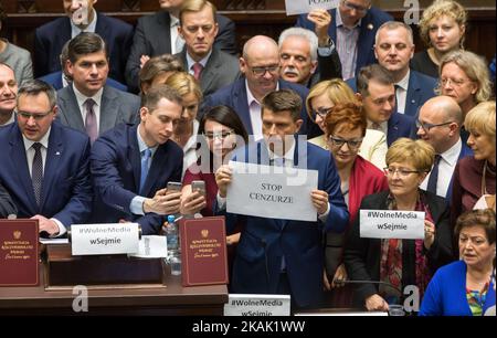 Die Parlamentarier der Oppositionsparteien halten eine Karte mit dem Titel "Freie Medien in Sejm", während sie während eines Protestes auf der Plenarsitzung in Sejm, dem Unterhaus des polnischen parlaments in Warschau, Polen, am 16. Dezember 2016 auf dem Podium stehen (Foto: Mateusz Wlodarczyk/NurPhoto) *** Bitte nutzen Sie die Gutschrift aus dem Kreditfeld *** Stockfoto