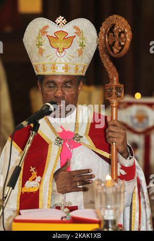 Bischof Jose Kalluvelil betet in Malayalam anlässlich des 1.. Jahrestages seiner Bischofsweihe zum Bischof am 1.. Oktober 2016 in Mississauga, Ontario, Kanada. 2015 ernannte Papst Franziskus Mar Jose Kalluvelil zum neuen Exarchen (Bischof) für das Apostolische Exarchat (Diözese) der syro-malabarischen Gemeinde. Die Gesamtzahl der syro-malabarischen Gläubigen in Kanada beträgt etwa 35.000, verteilt auf 21 Missionsgemeinden in sechs Provinzen des Landes. (Foto by Creative Touch Imaging Ltd./NurPhoto) *** Bitte nutzen Sie die Gutschrift aus dem Kreditfeld *** Stockfoto