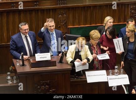 Die Parlamentarier der Oppositionsparteien halten eine Karte mit dem Titel "Freie Medien in Sejm", während sie während eines Protestes auf der Plenarsitzung in Sejm, dem Unterhaus des polnischen parlaments in Warschau, Polen, am 16. Dezember 2016 auf dem Podium stehen (Foto: Mateusz Wlodarczyk/NurPhoto) *** Bitte nutzen Sie die Gutschrift aus dem Kreditfeld *** Stockfoto