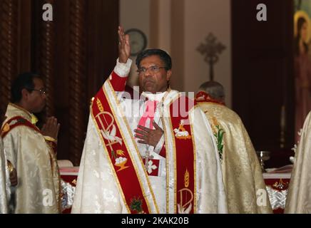 Bischof Jose Kalluvelil segnet am 1.. Oktober 2016 anlässlich des 1.. Jahrestages seiner Bischofsweihe zum Bischof in Mississauga, Ontario, Kanada. 2015 ernannte Papst Franziskus Mar Jose Kalluvelil zum neuen Exarchen (Bischof) für das Apostolische Exarchat (Diözese) der syro-malabarischen Gemeinde. Die Gesamtzahl der syro-malabarischen Gläubigen in Kanada beträgt etwa 35.000, verteilt auf 21 Missionsgemeinden in sechs Provinzen des Landes. (Foto by Creative Touch Imaging Ltd./NurPhoto) *** Bitte nutzen Sie die Gutschrift aus dem Kreditfeld *** Stockfoto