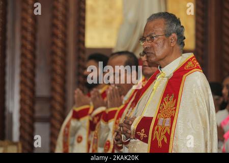 Südindische katholische Priester beten am 1.. Oktober 2016 anlässlich des Jahrestages der Bischofsweihe von Bischof Jose Kalluvelil 1. in Mississauga, Ontario, Kanada, besonders. 2015 ernannte Papst Franziskus Mar Jose Kalluvelil zum neuen Exarchen (Bischof) für das Apostolische Exarchat (Diözese) der syro-malabarischen Gemeinde. Die Gesamtzahl der syro-malabarischen Gläubigen in Kanada beträgt etwa 35.000, verteilt auf 21 Missionsgemeinden in sechs Provinzen des Landes. (Foto by Creative Touch Imaging Ltd./NurPhoto) *** Bitte nutzen Sie die Gutschrift aus dem Kreditfeld *** Stockfoto