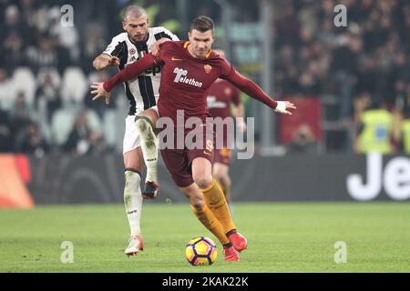 Roma-Stürmer Edin Dzeko (9) und Juventus-Mittelfeldspieler Stefano Sturaro (27) im Einsatz während des Fußballspiels der Serie A Nr.17 JUVENTUS - ROMA am 17/12/2016 im Juventus-Stadion in Turin, Italien. (Foto von Matteo Bottanelli/NurPhoto) *** Bitte benutzen Sie die Gutschrift aus dem Kreditfeld *** Stockfoto