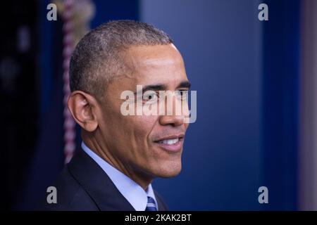 US-Präsident Barack Obama gab seine letzte Pressekonferenz und beantwortete Fragen von Reportern im Brady Press Briefing Room des Weißen Hauses in Washington, DC, 16. Dezember 2016. Obama warnte seinen Nachfolger Donald Trump am Freitag davor, China durch eine Ansprache an Taiwan anzufeinden und sagte, er könne eine „sehr bedeutende“ Antwort riskieren, wenn er jahrzehntelange diplomatische Tradition aufgibt. (Foto von Cheriss May/NurPhoto) *** Bitte nutzen Sie die Gutschrift aus dem Kreditfeld *** Stockfoto