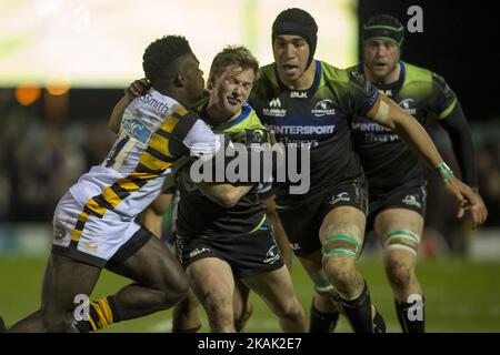 Kieran Marmion von Connacht wurde von Christian Wade of Wesps während des Spiels der European Rugby Champions Cup Runde 4 zwischen Connacht Rugby und Wespen am 17. Dezember 2016 auf dem Sportplatz in Galway, Irland, angegangen (Foto: Andrew Surma/NurPhoto) *** Bitte benutzen Sie die Gutschrift aus dem Kreditfeld *** Stockfoto